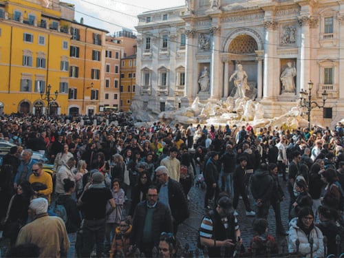 Pasqua a Roma, invasione di turisti e rifiuti: oltre un milione di presenze e immondizia ovunque