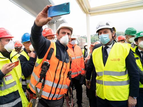Coronavirus, la foto di Conte a Genova dà all'Italia l'alibi del ponte libera tutti