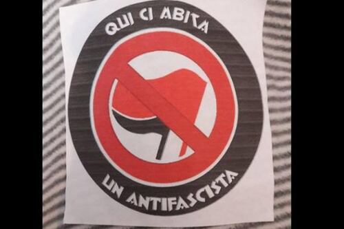 Pavia, adesivi su citofoni e porte di casa: "Qui vive un antifascista"