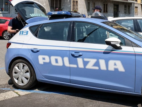 Lei lo lascia, lui non ci sta e brucia le attività dove lavora la ex