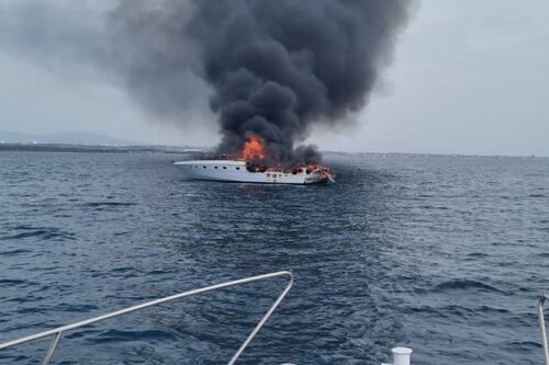Ostia, yacht divorato dal fuoco al largo di Capocotta: enorme colonna di fumo nero