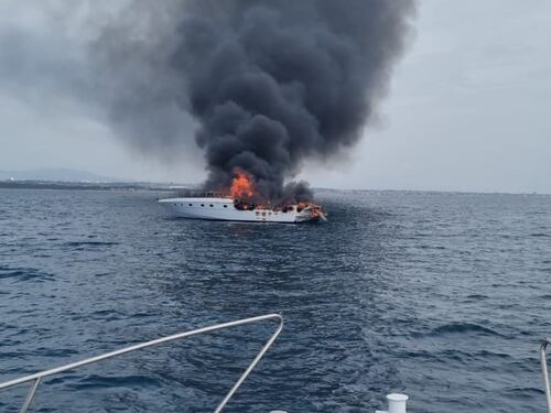 Ostia, yacht divorato dal fuoco al largo di Capocotta: enorme colonna di fumo nero