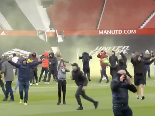 Manchester United, la rivolta dei tifosi contro i Glazer: così invadono l'Old Trafford prima della gara col Liverpool