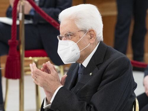 Mattarella si taglia lo stipendio anche nel bis: rinuncerà a 60mila euro l'anno