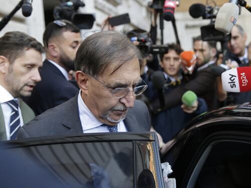 Scritta contro La Russa con stella a 5 punte sulla sezione FdI di Garbatella