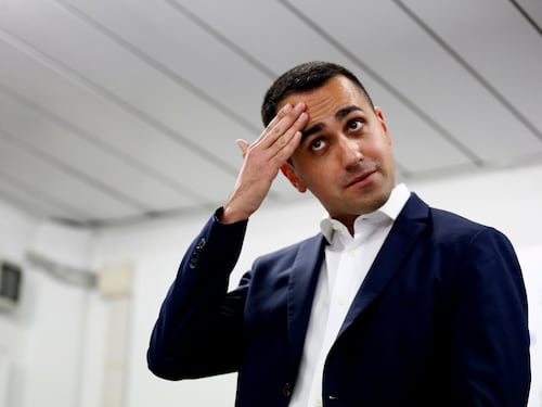 Di Maio ai militanti: "Ci vogliono buttare giù, ma il governo va avanti"
