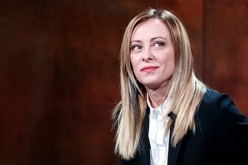 Giorgia Meloni sfida Roberto Saviano: "Mi dà della bastarda ma non mi affronta"