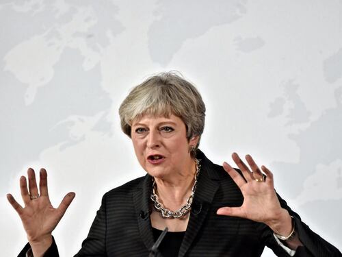 Brexit, May: "Lasciamo l'Ue ma non l'Europa. Italiani restate"