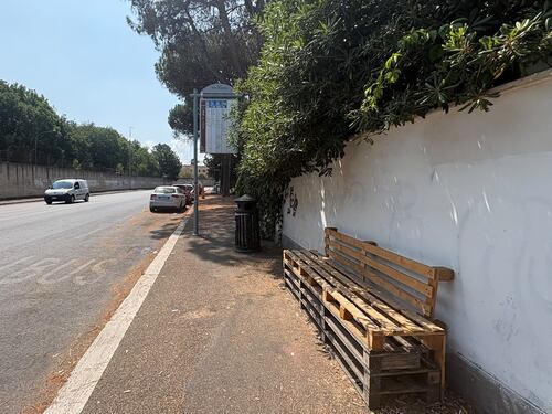Pensiline ancora un miraggio, i bus si attendono in piedi e al caldo