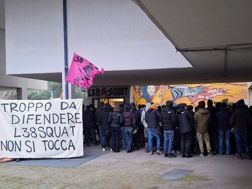 Al palo lo sgombero del centro sociale. Fermi i lavori per nuove case popolari