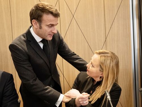 Meloni-Macron, l'ora del disgelo. E la premier a Bruxelles incassa il cambio di passo sui migranti