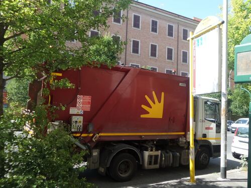 Roma senza regole. Il mezzo dell'Ama parcheggiato sulla fermata del bus