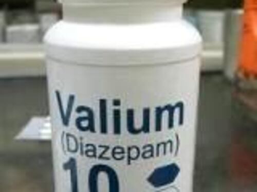 Fini regala del Valium a Feltri La replica: lui beva meno "rosso"