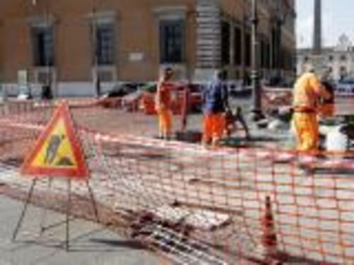 Dopo l'oltraggio la città fa piazza pulita