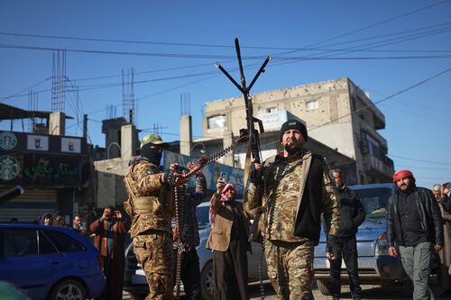 Siria, accordo storico tra Damasco e i curdi del Fds: tutti i dettagli su sicurezza, città e giacimenti