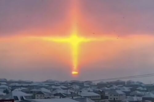 Una croce di fuoco nel cielo, lo strano fenomeno in Siberia. Red Ronnie tira in ballo Ufo e alieni