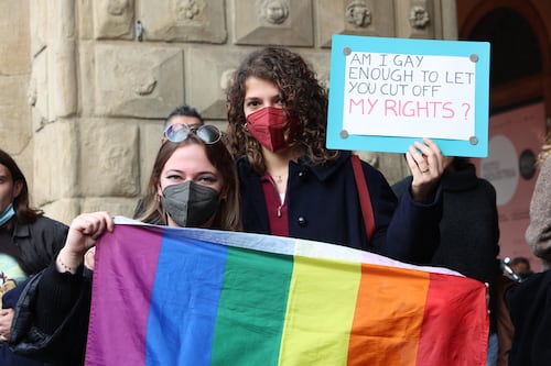 Ballo della scuola vietato alle coppie omosessuali, insorge il Partito Gay: "Inaccettabile"