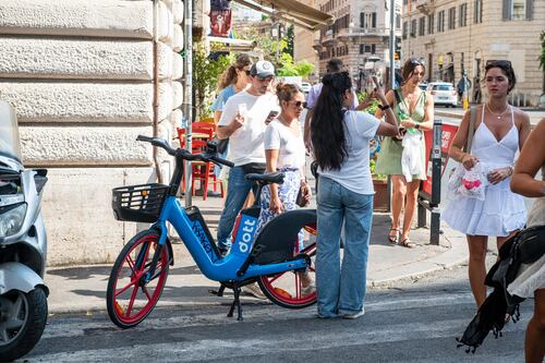 Monopattini e biciclette in sharing, il Comune prova a mettere una pezza: ecco 500 stalli