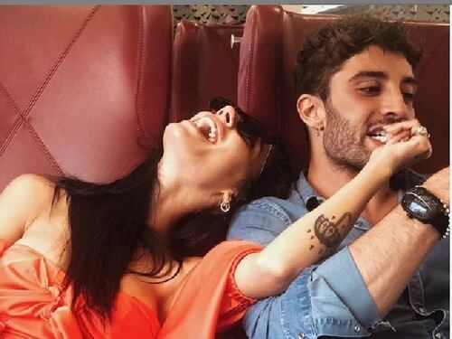Giulia De Lellis in moto senza casco. Con Iannone amore spericolato sotto il sole