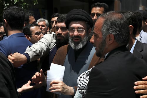 Mojtaba Khamenei, il “potere dietro la veste” del figlio prediletto. Ecco chi è davvero