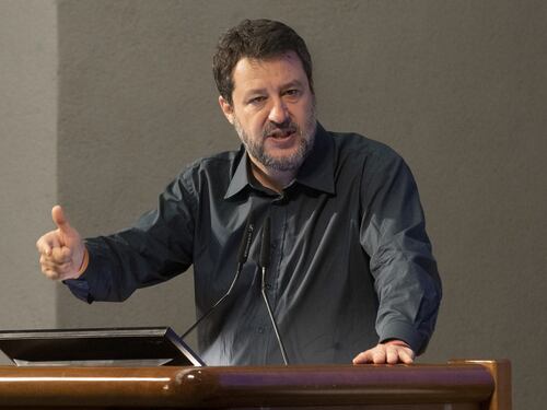 Francia, ira di Salvini per l’ennesimo attacco al governo: “Toni inaccettabili, portino rispetto”