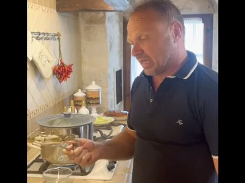 Granchio blu, il ministro Francesco Lollobrigida lo cucina su Facebook. Il video diventa virale