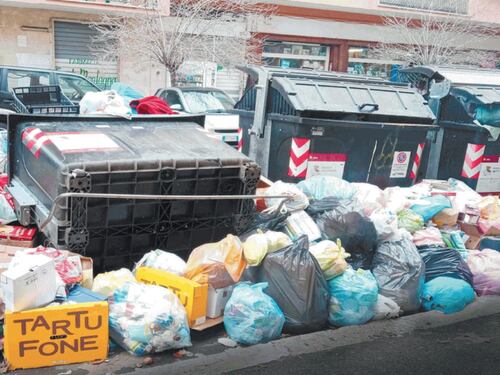 Roma, il piano di Natale fa flop. Strade invase dai rifiuti, cassonetti colmi di spazzatura