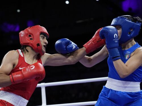 Olimpiadi, il ritiro di Angela Carini? "Mi dissocio", bufera sulla telecronaca Rai