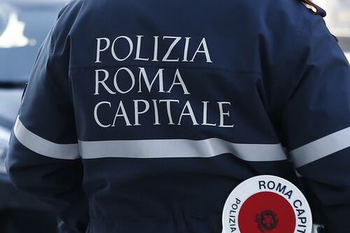Pisana, 16enne sta per lanciarsi nel vuoto: salvata da una funzionaria della polizia locale