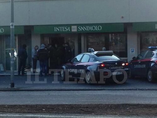 Colpo a San Basilio: sfondano il portone e si portano via i bancomat