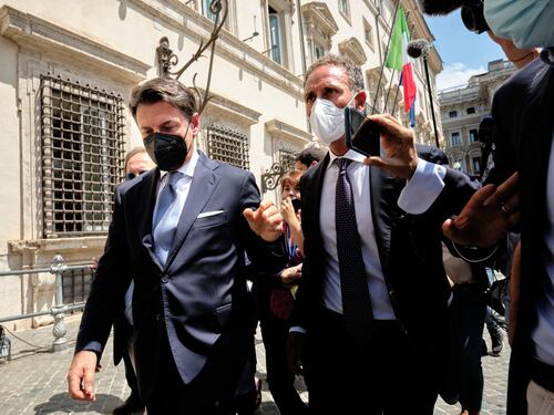 Draghi ipnotizza Conte: nell'incontro Giuseppi non ottiene nulla