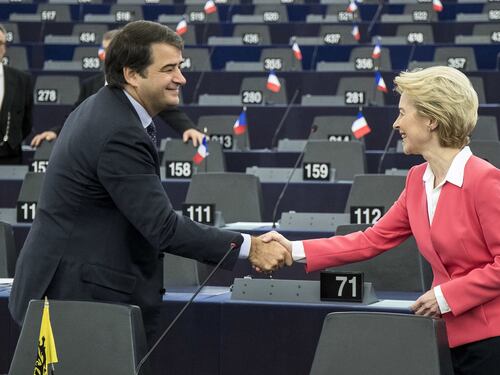 Ue, la sinistra tenta la debole rivolta contro Fitto. Von der Leyen tira dritto
