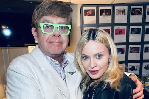 Musica, pace fatta tra Elton John e Madonna dopo 20 anni di liti: “Sotterrata l’ascia di guerra”