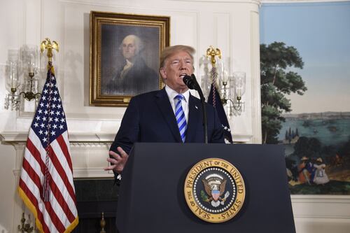 Usa via dall'accordo sul nucleare. Trump: "L'Iran finanzia il terrore"