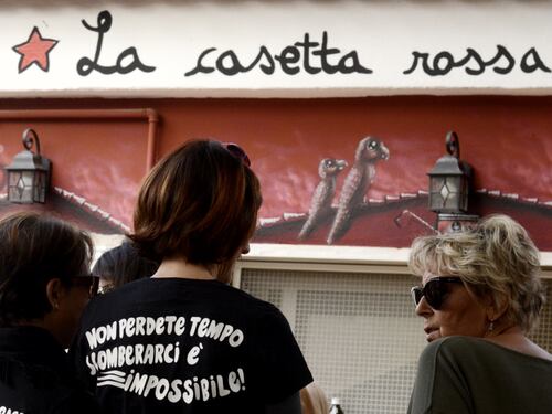 Garbatella, tutti in strada contro lo sfratto di Casetta Rossa