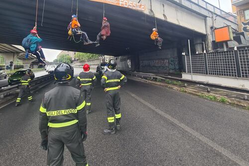 Roma, l'ultima degli eco-attivisti: si calano con le funi e bloccano la tangenziale