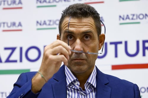 Plotone di esecuzione per Vannacci che "riscrive" il Fascismo. Ma il nipote del Duce: "È tutto corretto"