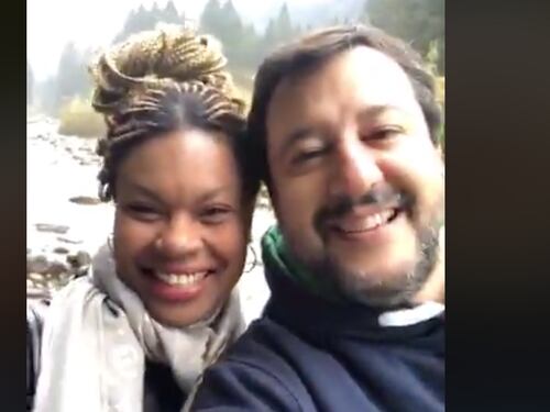 Selfie e sorrisi, Salvini massacra il governo dal letto del fiume