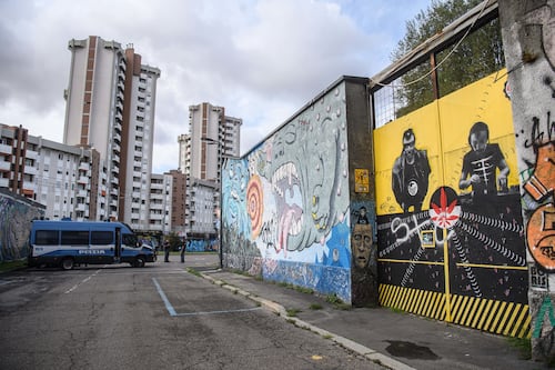 Leoncavallo sgomberato dopo 31 anni di illegalità. Meloni: "No zone franche"