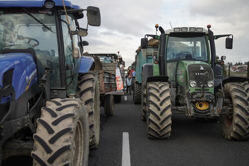 Gli agricoltori italiani fanno montare la protesta. Blocco stradale al casello di Orte sull’A1