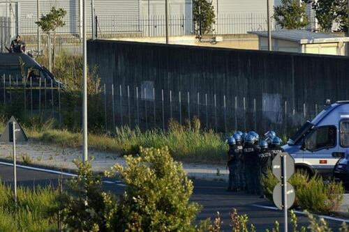Migranti, rivolta al centro di Ponte Galeria: tre militari feriti