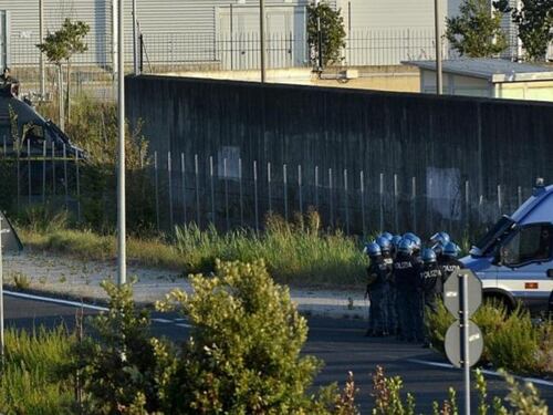 Migranti, rivolta al centro di Ponte Galeria: tre militari feriti