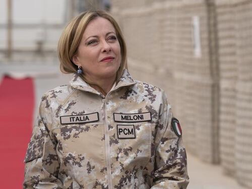 Selvaggia Lucarelli, l'attacco a Giorgia Meloni in Iraq. Come commenta la foto in mimetica