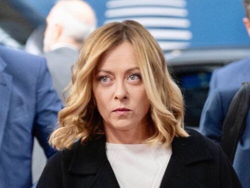 Auto, i produttori europei danno ragione a Meloni: “L’Ue punta tutto sull’elettrico e sbaglia”