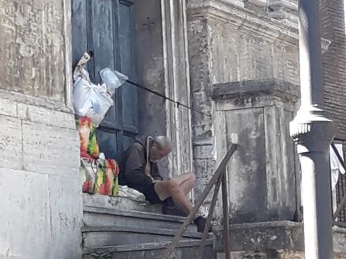 La storica chiesa di Roma diventa la casa del clochard: trionfo del degrado a Sant'Omobono