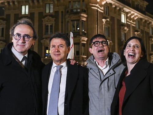 Referendum, la sinistra esulta e scende in piazza. Ma Conte apre subito la sfida interna