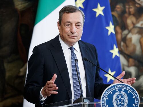 Salta il tetto degli stipendi ai manager pubblici e Mario Draghi s'infuria