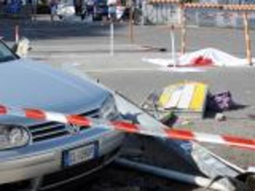 Auto si schianta alla fermata del bus: muore una donna