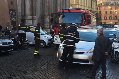 Roma, auto in doppia fila blocca i vigili del fuoco