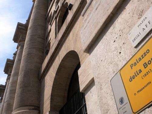 Riparte la corsa dello spread: tocca 280 ma Piazza Affari limita i danni